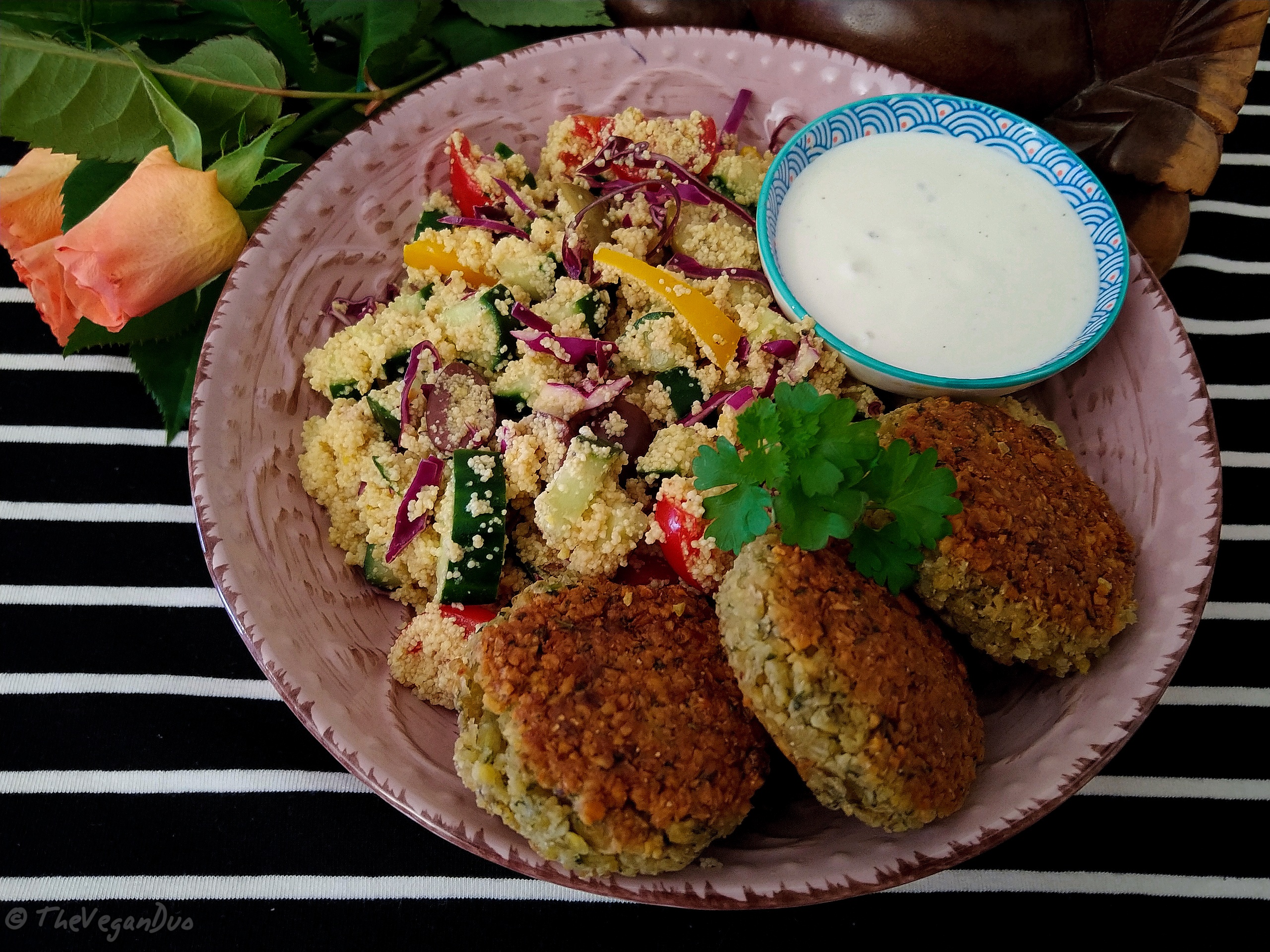 Kichererbsen-Couscous mit Falafel und Joghurt-Sesam-Dip – Vegan Energy