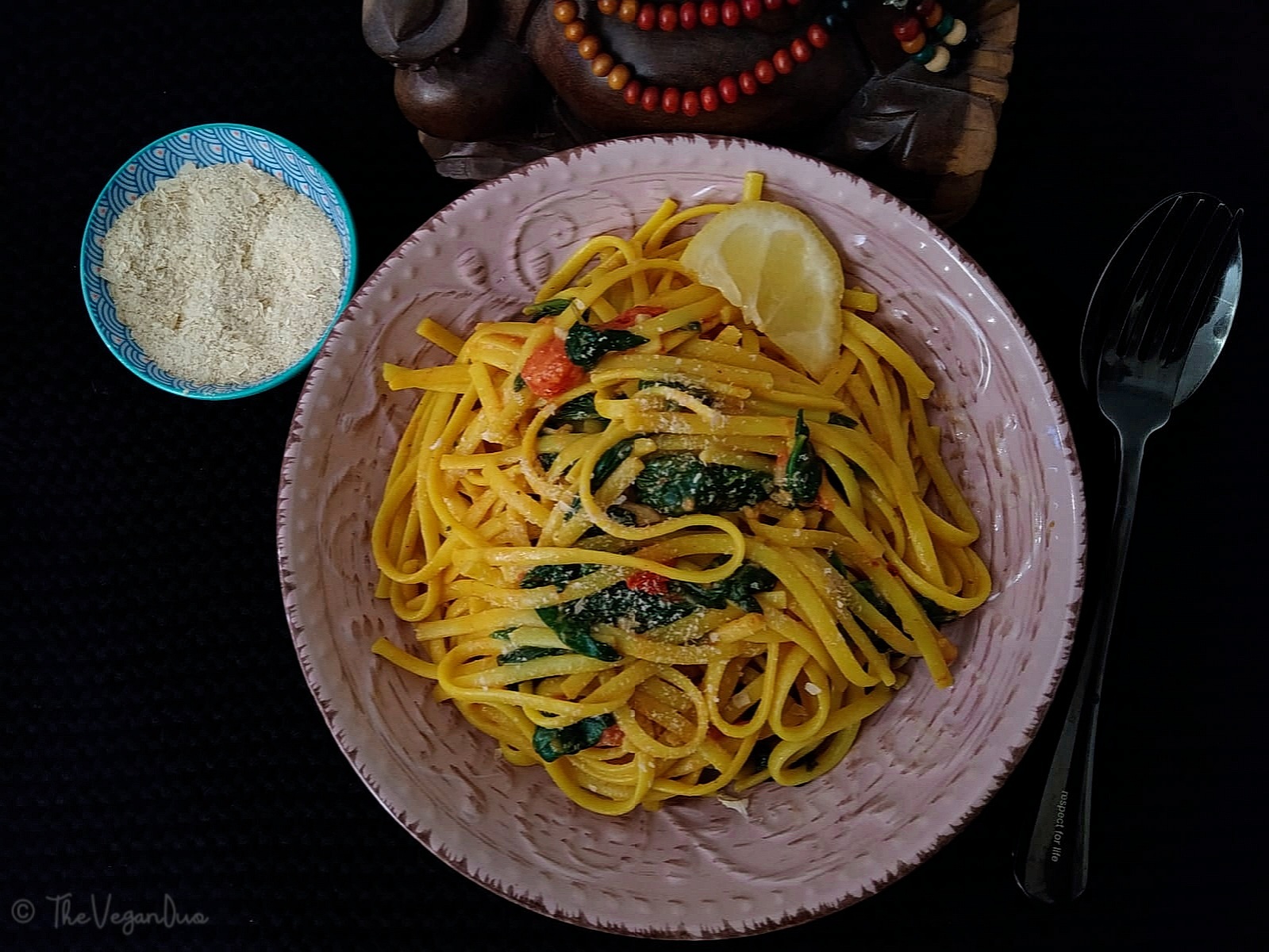 Kurkuma-Pasta mit Blattspinat und Tomaten – Vegan Energy
